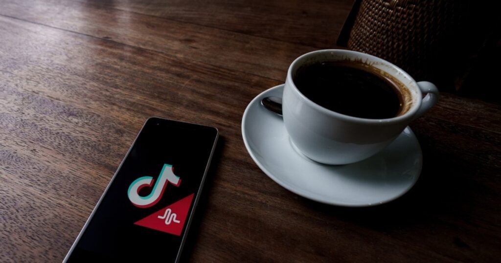 Utilizarea excesivă a platformelor TikTok și Instagram poate duce la degradarea creierului Utilizarea excesivă a platformelor TikTok și Instagram poate duce la degradarea creierului