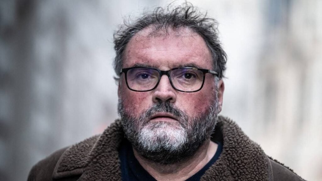 Fostul anestezist francez Frederic Pechier, cu ochelari, haina maro si barabă, sosește la tribunalul din Besançon, unde avocatul său va prezenta pledoariile finale ale apărării la Besançon, estul Franței, pe 15 decembrie 2025. Anestezistul Frédéric Péchier a fost găsit vinovat pe 18 decembrie 2025 pentru primele cinci otrăviri ale pacienților, din cele 30 pentru care este judecat de Curtea cu Juri din Besançon.