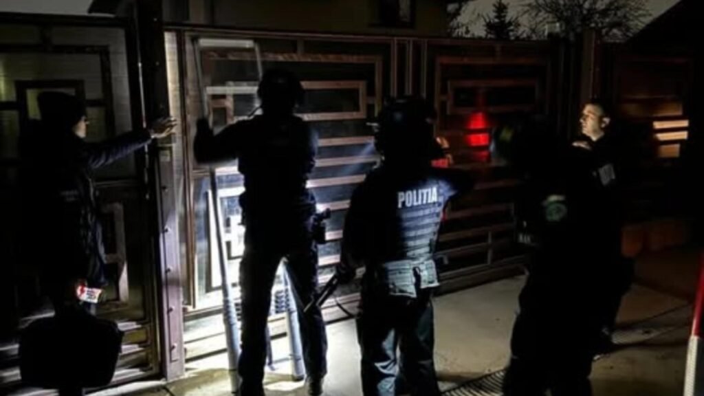 Polițiști atacați cu drujba în Ajunul Crăciunului, în județul Suceava. Agresorul, împușcat și imobilizat Polițiști atacați cu drujba în Ajunul Crăciunului, în județul Suceava. Agresorul, împușcat și imobilizat - FOTO