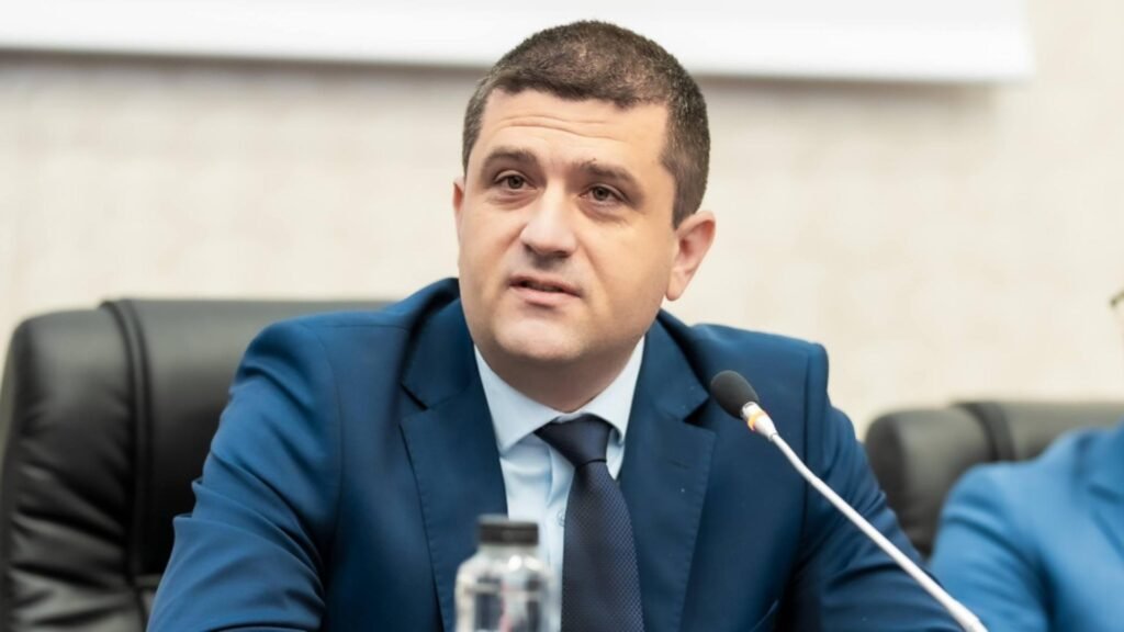 Radu Miruță, propus de reziști să preia oficial Ministerul Apărării. Actualul ministru al Economiei, amendă de 15.000 de lei, după ce și-a numit prietenii în vârful unor companii-cheie Radu Miruță, propus de reziști să preia oficial Ministerul Apărării (foto: arhivă)
