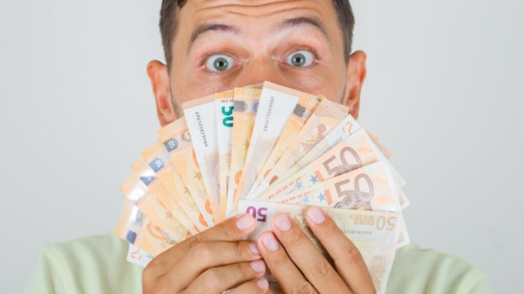 UE a pus tunurile pe plata cu numerar. De la ce sumă poți fi luat în vizor pentru tranzacții suspecte UE a pus tunurile pe plata cu numerar