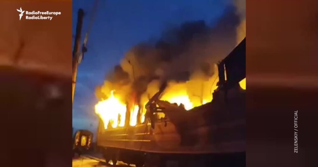 Cel puțin cinci morți după un atac rusesc asupra unui tren de pasageri din Ucraina. Zelenski cere sancțiuni mai dure împotriva Rusiei