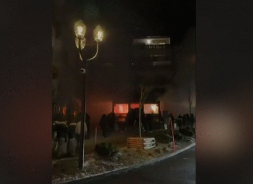 Filmări din interiorul barului din Elveția, surprinse chiar în momentele izbucnirii incendiului / Surse Gândul: Un cetățean român s-ar putea număra printre victimele tragediei / Cel puțin 40 de morți și peste 100 de răniți în „coșmarul” de Anul Nou din Elveția