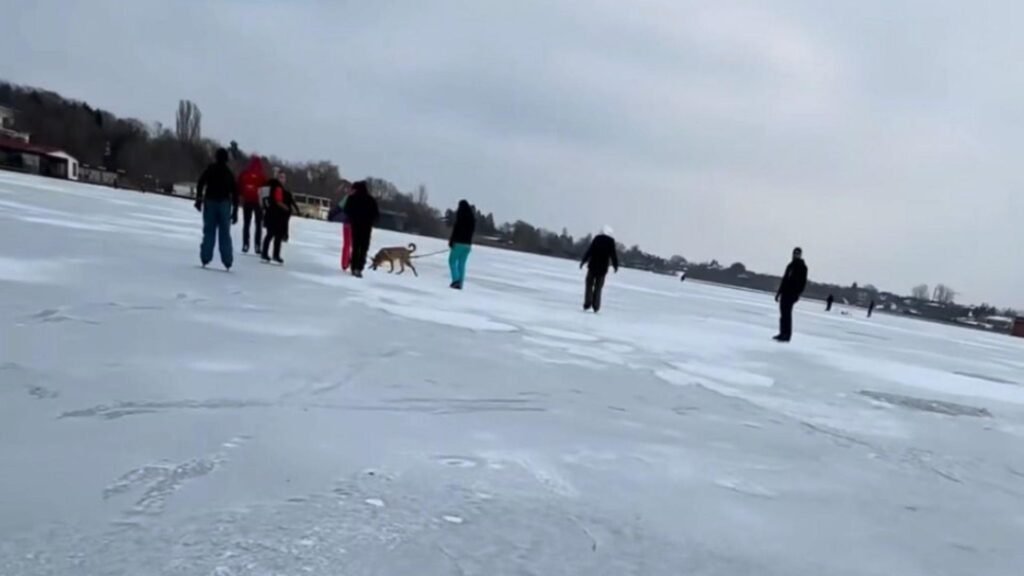 Gerul a înghețat lacul Snagov, patinoar natural imens