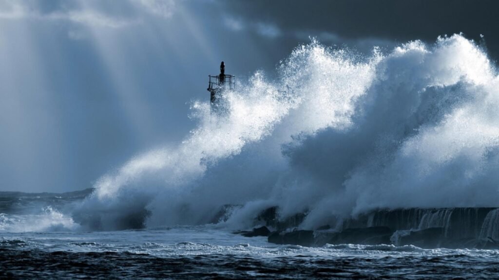 alertă roșie de vânt și valuri uriașe pe coastele Atlanticului și Canalului Mânecii Furtună