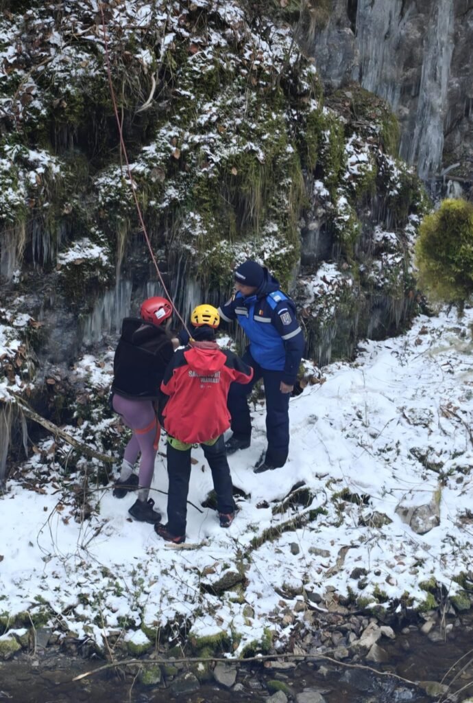 Misiune de salvare în Munții Apuseni. Doi turiști francezi au rămas blocați pe o stâncă