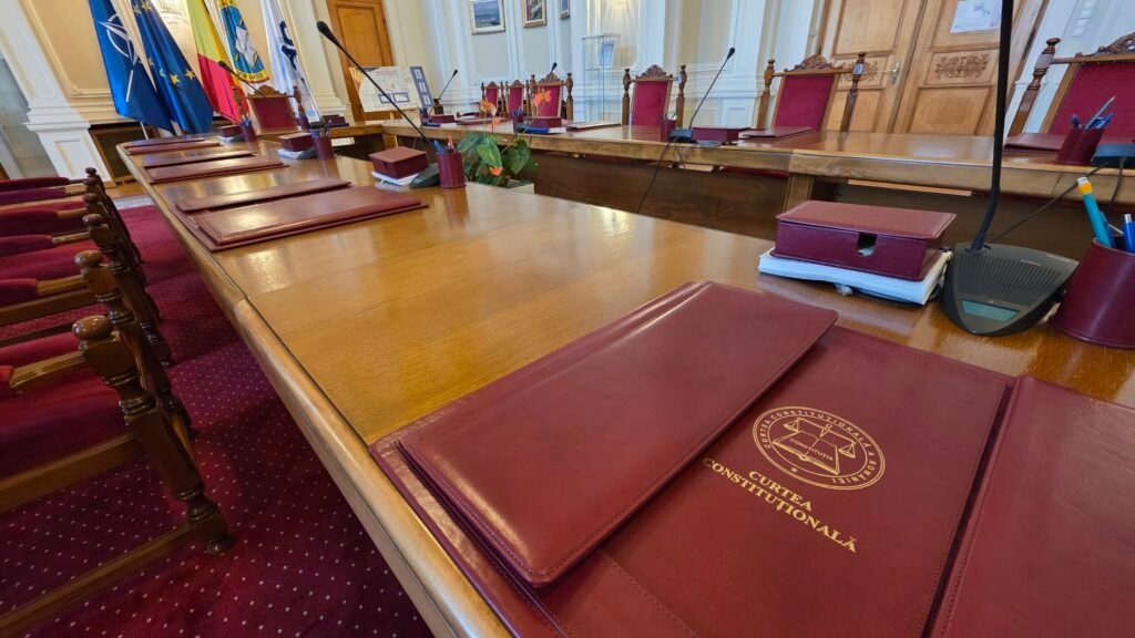 15.000 de dosare, 135 de oameni, doar două etaje. Conducerea CCR susține că spațiul din Palatul Parlamentului a devenit neadecvat pentru volumul uriaș de muncă 15.000 de dosare, 135 de oameni, doar două etaje. Conducerea CCR susține că spațiul din Palatul Parlamentului a devenit neadecvat pentru volumul uriaș de muncă