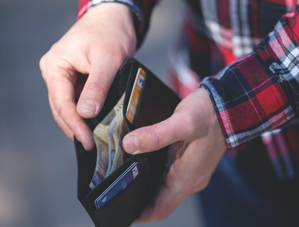 Salariul minim brut urcă la 4.325 de lei de la 1 iulie. Angajații vor primi cu 125 de lei mai mult în mână