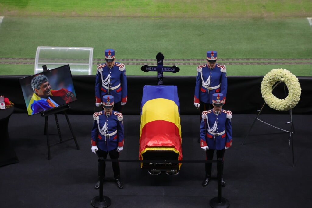 Mircea Lucescu este înmormântat astăzi cu onoruri militare. La Biserica Sf. Elefterie se pun petale de trandafiri pe scări