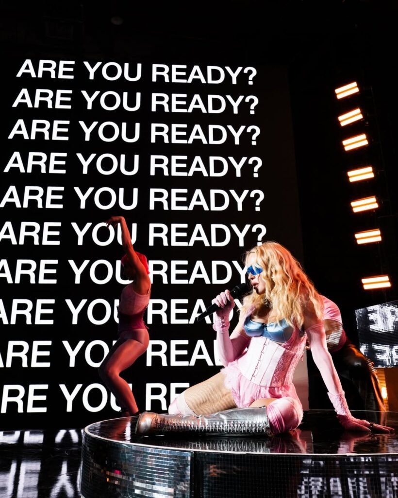 Madonna susține un concert-surpriză în Times Square înainte de lansarea noului său album Madonna susține un concert-surpriză în Times Square înainte de lansarea noului său album
